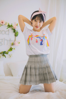 校花光屁股穿裙子被老师打屁股